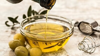 Olive Oil: Extra virgin olive oil is a popular choice due to its high content of monounsaturated fats and antioxidants. It is suitable for low to medium-heat cooking and works well in salad dressings and marinades.&nbsp; (Pixabay)