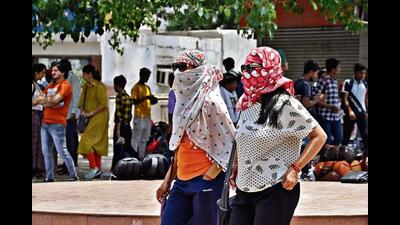 Shoppers in Connaught Place cover their faces with scarfs and sunglasses, to protect themselves from the heatwave. (Photo: Sanjeev Verma/HT) Shoppers in Connaught Place cover their faces with scarfs and sunglasses, to protect themselves from the heatwave. (Photo: Sanjeev Verma/HT)