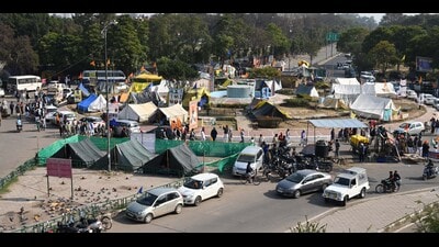 The rotary, near the Chandigarh-Mohali border, has been completely blocked due to the protest by the Qaumi Insaaf Morcha that has been demanding release of Sikh prisoners, majorly hitting inter-city movement of traffic. (HT File Photo) The rotary, near the Chandigarh-Mohali border, has been completely blocked due to the protest by the Qaumi Insaaf Morcha that has been demanding release of Sikh prisoners, majorly hitting inter-city movement of traffic. (HT File Photo)