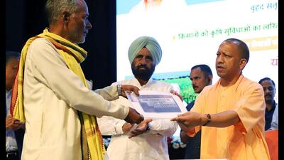 Uttar Pradesh Chief Minister Yogi Adityanath distributes Kisan Samman Nidhi at Lok Bhawan, in Lucknow on Wednesday. (ANI) Uttar Pradesh Chief Minister Yogi Adityanath distributes Kisan Samman Nidhi at Lok Bhawan, in Lucknow on Wednesday. (ANI)