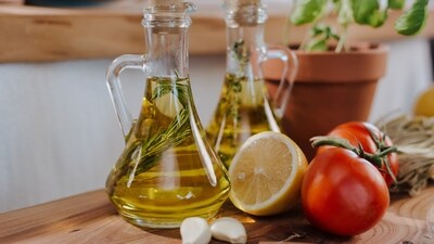 Grapeseed Oil: Made from the seeds of grapes, grapeseed oil has a high smoke point and a mild flavour. It is often used in stir-frying, sautéing, and baking.&nbsp; (Pexels)