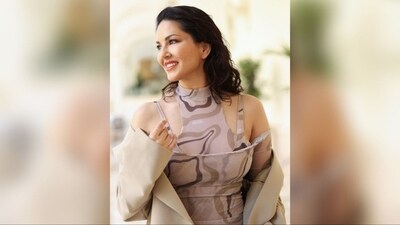 Assisted by make up artist, Tomas Moucka, Sunny got decked up in nude eyeshadow, mascara coated lashes, winged eyeliner, contoured cheeks, tint of blush and glossy red lips. (Instagram/@sunnyleone) Assisted by make up artist, Tomas Moucka, Sunny got decked up in nude eyeshadow, mascara coated lashes, winged eyeliner, contoured cheeks, tint of blush and glossy red lips. (Instagram/@sunnyleone)