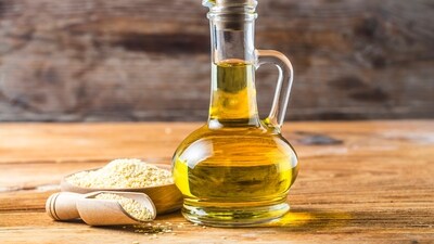 Sesame Oil: It comes in two varieties: light and dark. Light sesame oil has a higher smoke point and is suitable for stir-frying and high-heat cooking, while dark sesame oil is used primarily as a flavouring in dishes. (freepik)