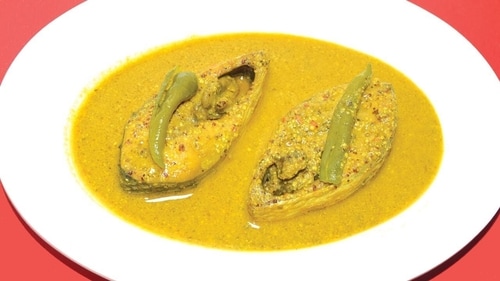 Ilish Machher Sorse Jhol, also known as Hilsa Fish in Mustard Curry, is a quintessential Bengali delicacy. (Pinterest) Ilish Machher Sorse Jhol, also known as Hilsa Fish in Mustard Curry, is a quintessential Bengali delicacy. (Pinterest)