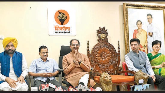 Mumbai, India - May 24, 2023: Chief minister of Punjab Bhagwant Mann and Chief Minister of Delhi Arvind Kejriwal meet Shiv Sena (UBT) chief Uddhav Thackeray, at Matoshree, in Bandra (East), in Mumbai, India, on Wednesday, May 24, 2023. (Photo by Vijay Bate/HT Photo) (HT PHOTO)