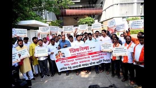Shiv Sena (UBT) workers on Wednesday held a protest against the decision of health minister Tanaji Sawant’s move to develop Aundh District Hospital (ADH) in Sangvi on the basis of the Public Private Partnership (PPP) (Kalpesh Nukte/HT PHOTO)