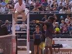 Mikael Ymer talking to the chair umpire