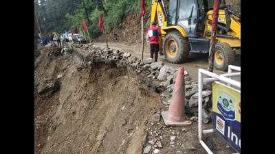 A major landslide on Thursday disrupted traffic on the Hindustan-Tibet road near Theog. (HT photo) A major landslide on Thursday disrupted traffic on the Hindustan-Tibet road near Theog. (HT photo)