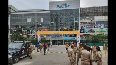 Cops stationed outside a mall in Ghaziabad on Thursday. (Sakib Ali/HT Photo) Cops stationed outside a mall in Ghaziabad on Thursday. (Sakib Ali/HT Photo)