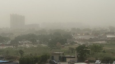 A dust storm hit several parts of Delhi-NCR. (HT Photo/Trisha Sengupta)