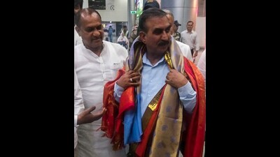 Himachal Pradesh chief minister Sukhvinder Singh Sukhu being welcomed upon his arrival in Hyderabad on Thursday. (ANI) Himachal Pradesh chief minister Sukhvinder Singh Sukhu being welcomed upon his arrival in Hyderabad on Thursday. (ANI)