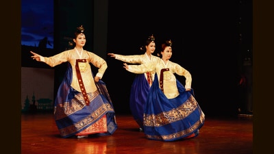 Students of Daekyung University perform a traditional folk dance with meditative movements. (Photos: Shantanu Bhattacharya/HT) Students of Daekyung University perform a traditional folk dance with meditative movements. (Photos: Shantanu Bhattacharya/HT)