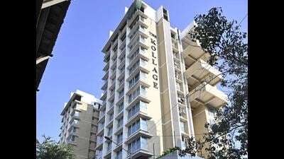 The BMC got to know about this when some PAPs from Marol were allotted the said flats and were not even allowed to enter the building, saying that the flats they were claiming were owned by others. “In this manner, the builder and his people knowingly interfered with the work of the government officials,” said the complaint. (Vijay Bate/HT Photo)