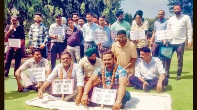 The Safai Karamchari Union staging a protest outside Kairon Block on the PGIMER campus in Chandigarh on Thursday. (HT Photo)