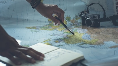 Top 5 indispensable elements for hassle-free travelling (Photo by Glenn Carstens-Peters on Unsplash)