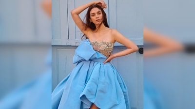 Aditi Rao Hydari lets her outfit do all the talking and opts for minimal jewellery. She complemented her look with cuffed diamond earrings.&nbsp; (Instagram/@aditiraohydari)