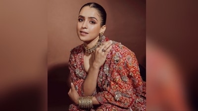 Sanya embraced a minimal makeup look, featuring pink eyeshadow, mascara-coated lashes, contoured cheeks with a touch of blush, a dewy base, and a nude lipstick shade. (Instagram/@sanyamalhotra_) Sanya embraced a minimal makeup look, featuring pink eyeshadow, mascara-coated lashes, contoured cheeks with a touch of blush, a dewy base, and a nude lipstick shade. (Instagram/@sanyamalhotra_)