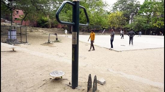Open gym equipment in poor condition at West Patel Nagar’s Rock Garden, in New Delhi on Wednesday. (Sanjeev Verma/HT)