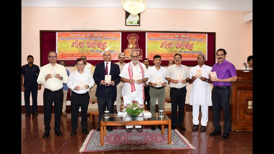 Senior Punjab IAS officer Shri K Siva Prasad and Odisha governor Ganeshi Lal during the launch of the former’s book. (HT Photo)