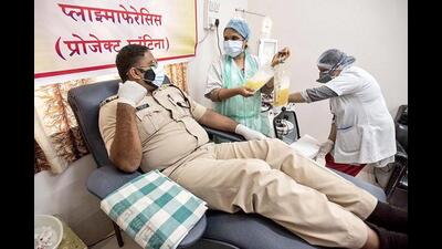 Health experts have urged citizens to come forward to donate blood despite the existence of an ‘illogical’ fear that donating blood during summer causes weakness. (HT PHOTO) Health experts have urged citizens to come forward to donate blood despite the existence of an ‘illogical’ fear that donating blood during summer causes weakness. (HT PHOTO)