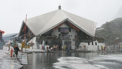 Due to snow lying on the Shri Hemkund Sahib Yatra route and alert of heavy rains and in view of the safety of the devotees, the Yatra of Shri Hemkund Sahib has been stopped. (Wikipedia) Due to snow lying on the Shri Hemkund Sahib Yatra route and alert of heavy rains and in view of the safety of the devotees, the Yatra of Shri Hemkund Sahib has been stopped. (Wikipedia)