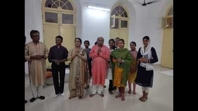 Kathak maestro Ram Mohan Maharaj with other BSV faculty members during the inauguration of the Lachhu Maharaj hall on the university premises. (HT photo) Kathak maestro Ram Mohan Maharaj with other BSV faculty members during the inauguration of the Lachhu Maharaj hall on the university premises. (HT photo)