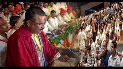 New Varanasi mayor Ashok Tiwari taking oath of office on May 26. (HT photo)