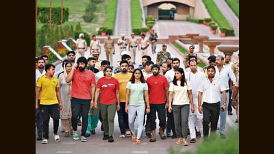Protesting wrestlers Sangeeta Phogat, Sakshi Malik ,Vinesh Phogat and Bajrang Punia pay a visit at Rajghat , New Delhi, May 18, 2023 (Vipin Kumar/Hindustan Times) Protesting wrestlers Sangeeta Phogat, Sakshi Malik ,Vinesh Phogat and Bajrang Punia pay a visit at Rajghat , New Delhi, May 18, 2023 (Vipin Kumar/Hindustan Times)