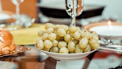 Grapes and raisins: Grapes and raisins can cause kidney failure in dogs, leading to symptoms such as vomiting, decreased appetite, abdominal pain, and increased thirst. Even small amounts can be dangerous. (Pexels) Grapes and raisins: Grapes and raisins can cause kidney failure in dogs, leading to symptoms such as vomiting, decreased appetite, abdominal pain, and increased thirst. Even small amounts can be dangerous. (Pexels)