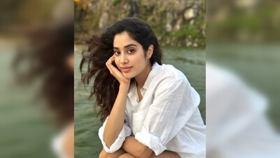 Janhvi Kapoor used the smiling face with hearts emoji as her caption which describes her emotion perfectly. (Instagram/@janhvikapoor) Janhvi Kapoor used the smiling face with hearts emoji as her caption which describes her emotion perfectly. (Instagram/@janhvikapoor)
