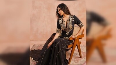 Mouni Roy exudes elegance as she turns muse for designer Payal Singhal for her latest SS’23 ‘Modern Mughals’ collection. (Instagram/@imouniroy) Mouni Roy exudes elegance as she turns muse for designer Payal Singhal for her latest SS’23 ‘Modern Mughals’ collection. (Instagram/@imouniroy)