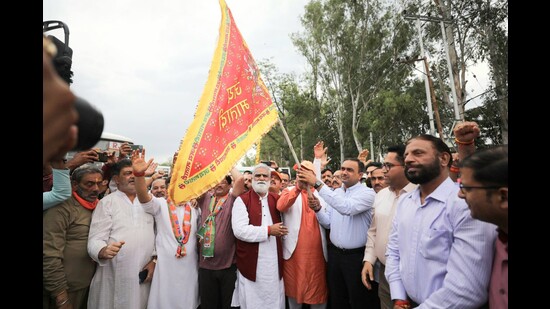 Divisional commissioner of Jammu region Ramesh Kumar flags off a convoy of 125 buses of Pandit pilgrims for Mata Kheer Bhawani Mela from Nagrota in Jammu on Friday. (HT Photo)