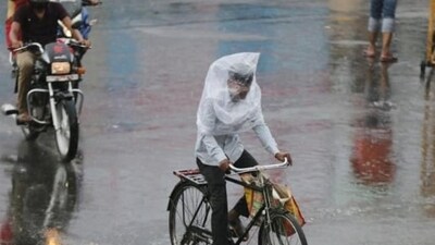 The weather agency in its forecast predicted possibility of heavy rain in north-east Uttar Pradesh and thunderstorm in other areas on Sunday. The weather agency in its forecast predicted possibility of heavy rain in north-east Uttar Pradesh and thunderstorm in other areas on Sunday.