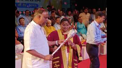 Former mayor Naveen Jain symbolically hands over charge to new Agra mayor Hemlata Diwakar. (HT Photo) Former mayor Naveen Jain symbolically hands over charge to new Agra mayor Hemlata Diwakar. (HT Photo)