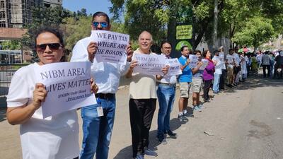 Many locals took part in agitation on Saturday against substandard road conditions and safety measures for commuters. (Rahul Raut/HT PHOTO) Many locals took part in agitation on Saturday against substandard road conditions and safety measures for commuters. (Rahul Raut/HT PHOTO)
