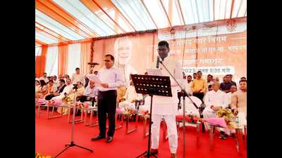 Mayor Prashant Singhal promised to make Aligarh an improved city. He was sworn in by Aligarh division commissioner Navneet Rinwa. (HT) Mayor Prashant Singhal promised to make Aligarh an improved city. He was sworn in by Aligarh division commissioner Navneet Rinwa. (HT)