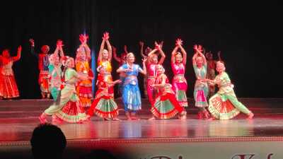 Specially abled artistes performing at the event in Varanasi on Saturday. (HT Photo) Specially abled artistes performing at the event in Varanasi on Saturday. (HT Photo)
