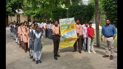 Students during a rally to spread awareness about RRR centres in Ludhiana on Saturday. (HT Photo)