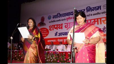 The oath to the mayor Sunita Dayal was administered by Selva Kumari J, the divisional commissioner of Meerut. (Sakib Ali/HT Photo)