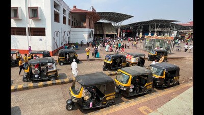 The road around the Pune Railway station is already narrow owing to the on-going metro construction work. (HT PHOTO)