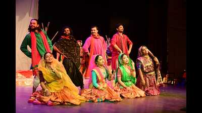 The staging of ‘Mai Ri Mein Ka Se Kahoon’, as the final production of the Darpan Diamond Jubilee National Theatre Festival at the Thrust Auditorium at Bharatendu Natya Akademi. (Sourced) The staging of ‘Mai Ri Mein Ka Se Kahoon’, as the final production of the Darpan Diamond Jubilee National Theatre Festival at the Thrust Auditorium at Bharatendu Natya Akademi. (Sourced)