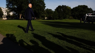 U.S. President Joe Biden walks before departing the White House for Camp David, in Washington, U.S., May 26, 2023. REUTERS/Evelyn Hockstein (REUTERS)