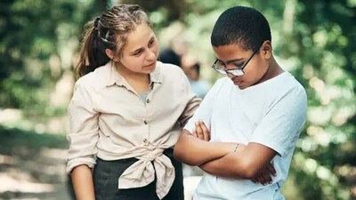 Verbal Apology: This language involves expressing remorse through spoken or written words. It includes taking responsibility for one's actions, acknowledging the hurt caused, and genuinely apologising. (Unsplash)