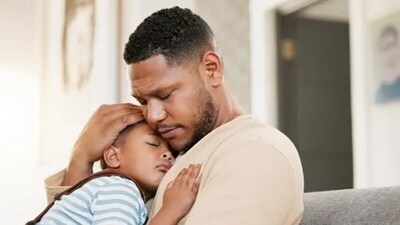 Physical Touch: While not applicable in every situation and for every person, physical touch can be a way of expressing remorse and seeking reconciliation. This may involve a comforting hug, holding hands, or any other appropriate physical contact. (Unsplash)