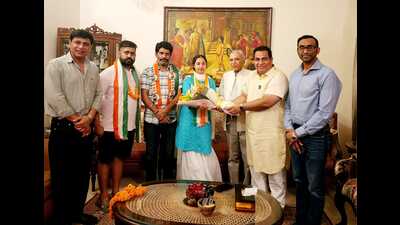 he trio made the switch in the presence of former Union minister Pawan Kumar Bansal and Chandigarh Congress president HS Lucky at Bansal’s residence in Sector 28. (HT Photo)