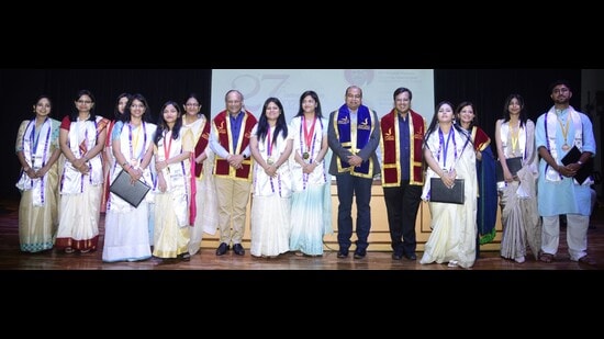 The Jaipuria Institute of Management, Lucknow (JIM-L), organised its 27th annual convocation on its campus on May 27. (Deepak Gupta/HT photo)