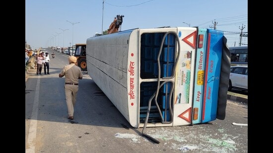 The accident caused a traffic jam at the spot, as it took over an hour to remove the bus. (HT Photo)