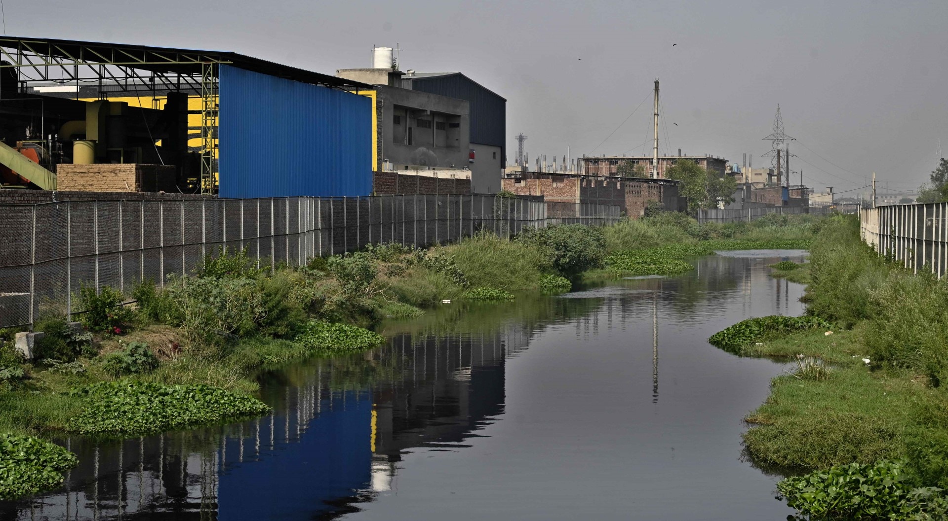 As many as 54 dyeing units, which could not join the CETPs, are discharging about 25 MLD of treated wastewater into municipal sewer and in turn into the Buddha Nullah. (Gupreet Singh/HT) As many as 54 dyeing units, which could not join the CETPs, are discharging about 25 MLD of treated wastewater into municipal sewer and in turn into the Buddha Nullah. (Gupreet Singh/HT)
