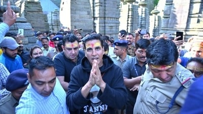Akshay Kumar visited Badrinath temple in Uttarakhand on Sunday. Akshay Kumar visited Badrinath temple in Uttarakhand on Sunday.