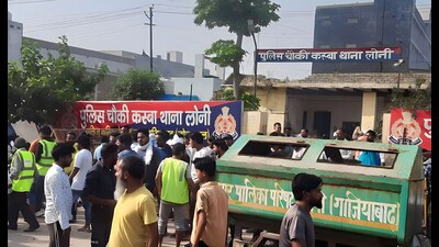 Ghaziabad Sanitation workers creating gathered at Loni police station. (Sakib Ali/HT Photo) Ghaziabad Sanitation workers creating gathered at Loni police station. (Sakib Ali/HT Photo)